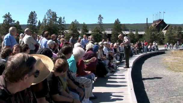 Multitud en el hotel Old Faithful Inn — Vídeos de Stock