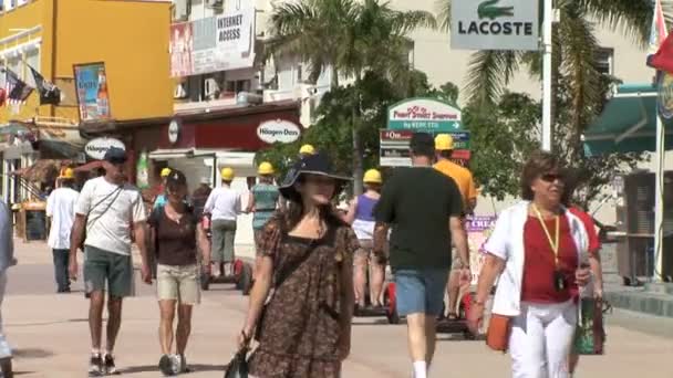 Τουρίστες στην πόλη Άγιος Μαρτίνος — Αρχείο Βίντεο