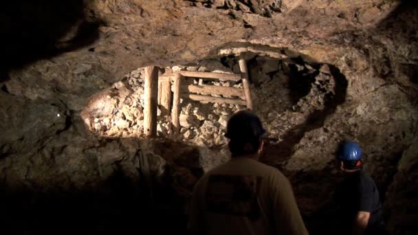 Mezar taşı gümüş madeni — Stok video