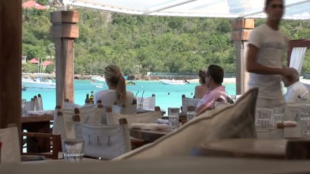 Café en la playa Saint Jean — Vídeos de Stock