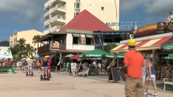 Turistas na cidade de Philipsburg — Vídeo de Stock