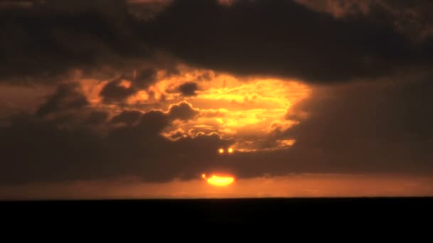 Zlaté mraky při západu slunce — Stock video