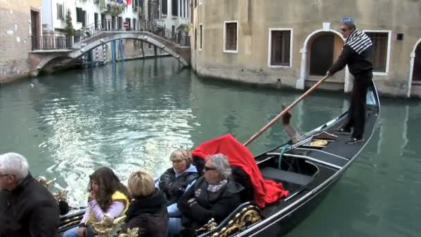 Paseos en góndola veneciana en Italia — Vídeo de stock