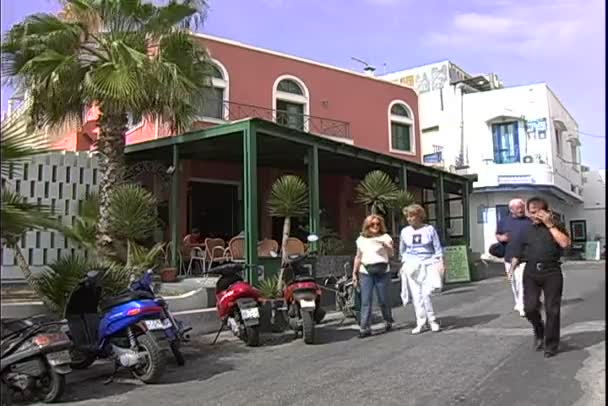 Rua com café na cidade de Fira — Vídeo de Stock