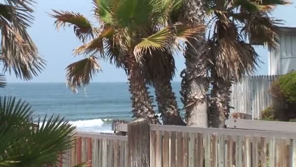 Huis op oceaan strand — Stockvideo