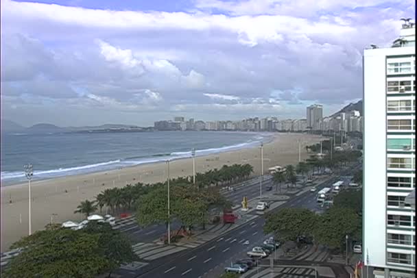 Copacabana-Strand mit morgendlichem Verkehr — Stockvideo