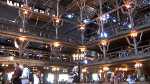 Lobby in de Old Faithful Inn hotel — Stockvideo