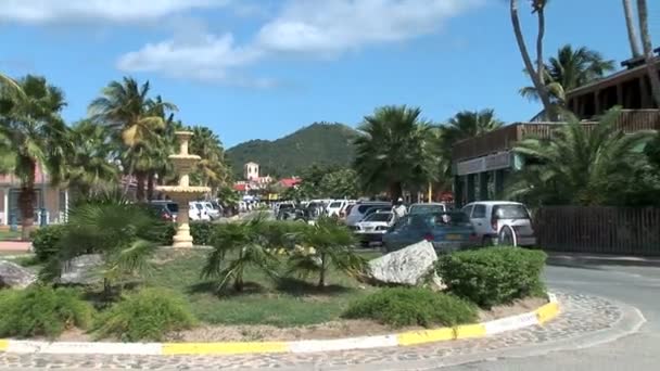 Roundabout on street in Marigot city — Stock video