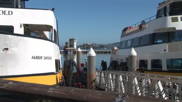 Veerboten in dok in San Francisco — Stockvideo