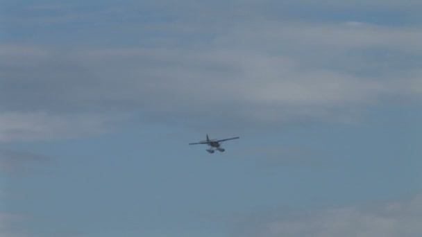 穿梭在天空中飞行的飞机 — 图库视频影像
