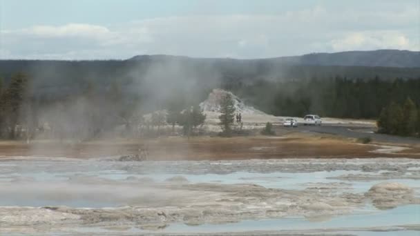 A mező gejzír a Yellowstone Nemzeti Parkban — Stock videók