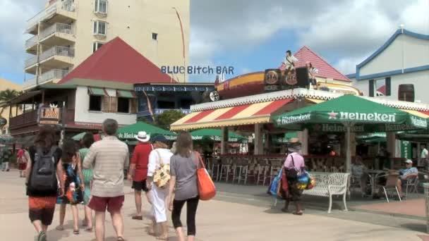 Toeristen in de stad Philipsburg — Stockvideo