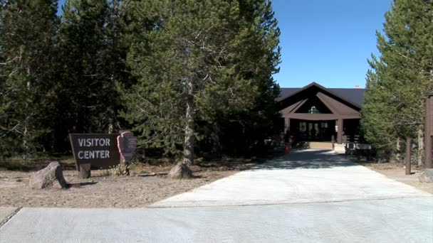Bezoekerscentrum in Yellowstone Lake — Stockvideo