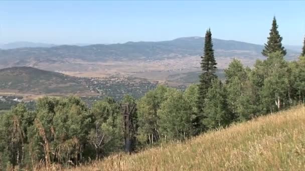 Blick auf die Parkstadt vom Gipfel des Berges — Stockvideo