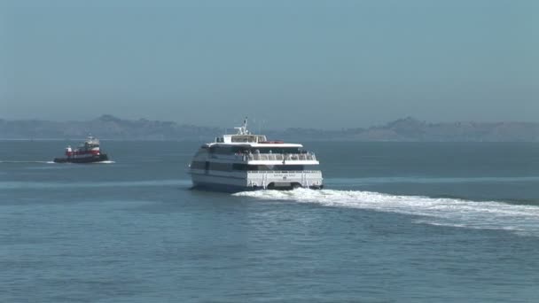 Barco de ferry y remolcador en el océano — Vídeos de Stock