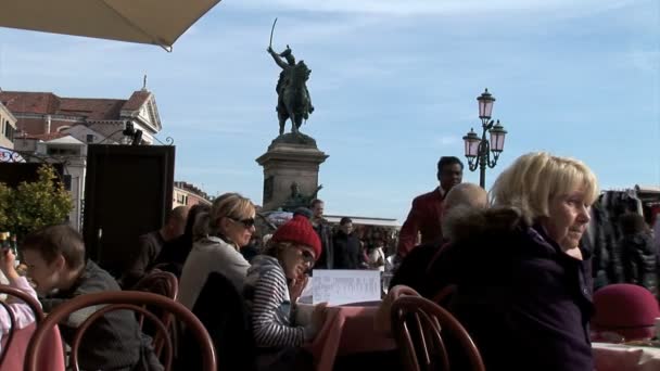 Café com visitantes em Veneza — Vídeo de Stock