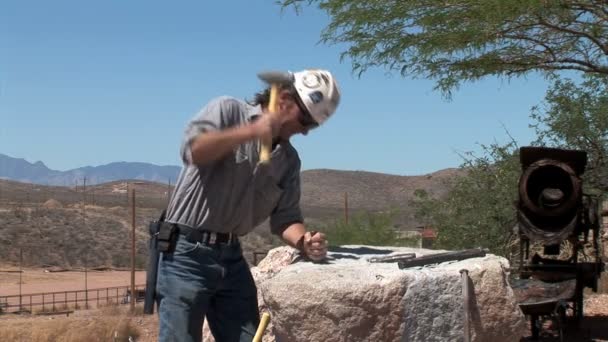 工作与石矿物的男人 — 图库视频影像