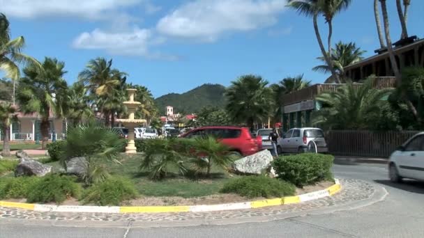 Roundabout on street in Marigot city — Stock video