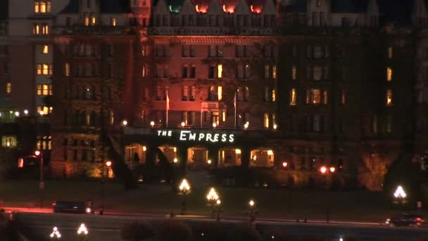 El hotel Empress en la noche — Vídeos de Stock