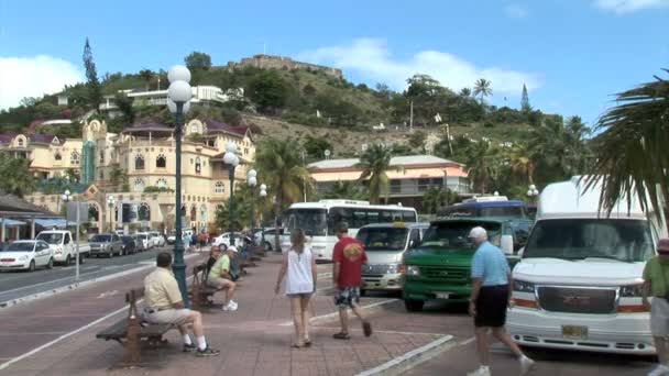 Touristen in der Stadt Marigot — Stockvideo