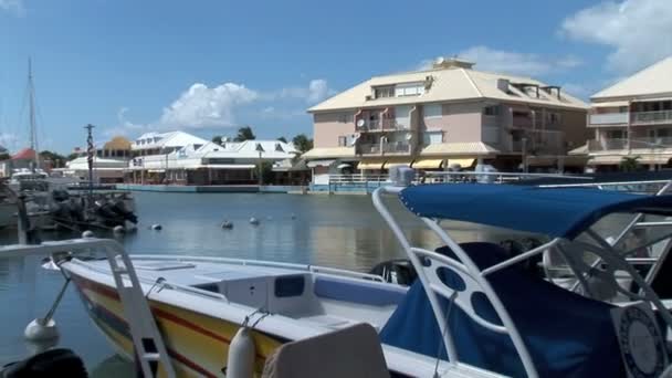 Port La Royale en la ciudad de Marigot — Vídeos de Stock