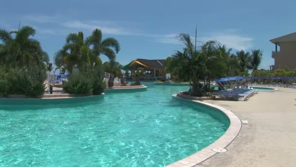 Resort zwembad op Caribbean — Stockvideo