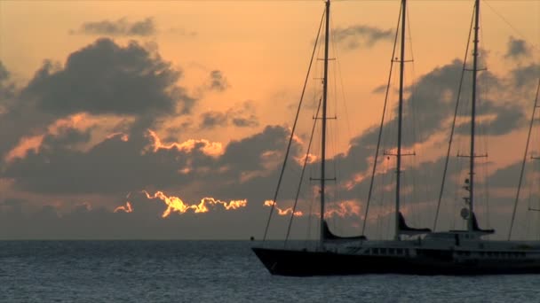 Высокий корабль на закате — стоковое видео