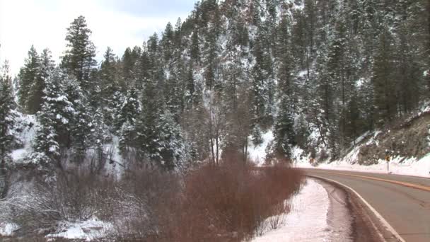 Besneeuwde weg in winter bergen — Stockvideo
