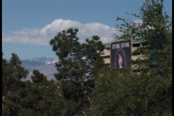 Edificio Las Vegas con montañas en el fondo — Vídeos de Stock