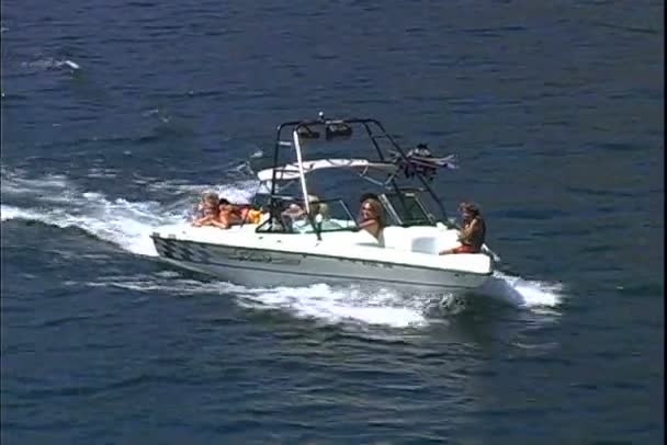 Boot mit Menschen schwimmt im See — Stockvideo