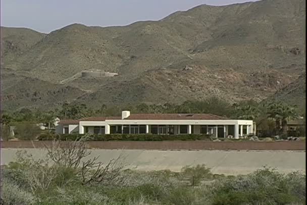 Ranch House in desert — Stock video