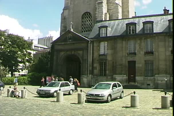 Oude kerk in Parijs — Stockvideo