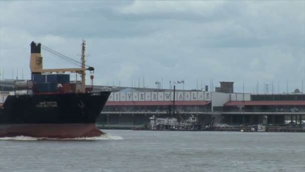 Carguero en el río Mississippi — Vídeo de stock