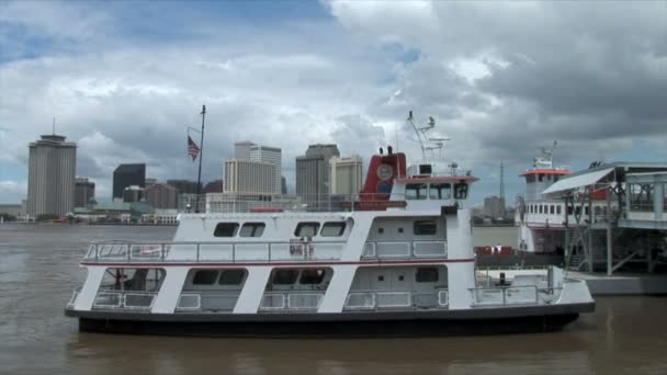 Sleepboot boot in Mississippi rivier — Stockvideo