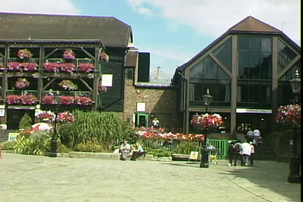 Ресторан Dickens Inn в Лондоне — стоковое видео