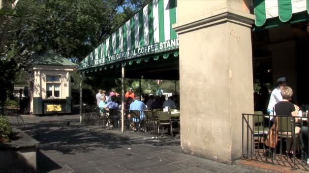 Cafe du Monde i New Orleans — Stockvideo