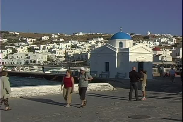 Capela perto de Marina em Mykonos — Vídeo de Stock