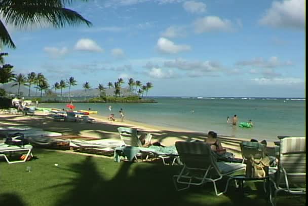 Waialae Beach op Hawaii — Stockvideo