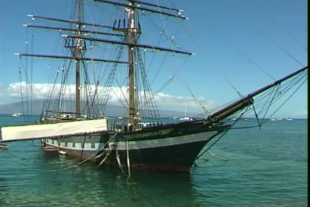 Oude houten schip in Oceaan — Stockvideo