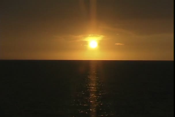 Uitzicht op de zee bij zonsondergang vanuit Kona District — Stockvideo