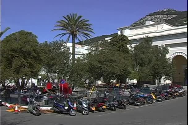 Scooters à moteur garés devant une église — Video