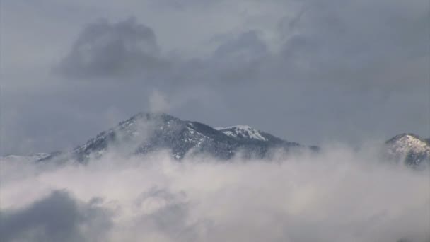 Горная вершина с облаками — стоковое видео