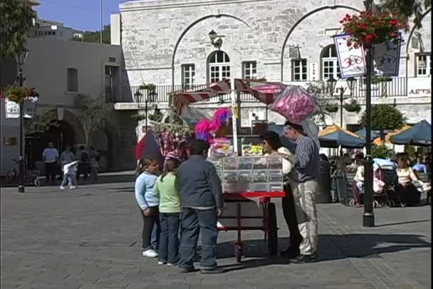 Carrinho com doces na Praça Grand Casemates — Vídeo de Stock