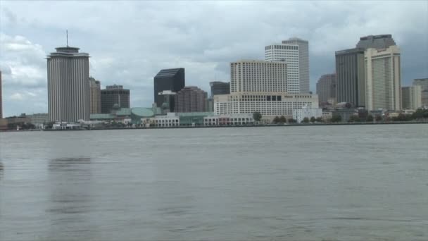 River i New Orleans city — Stockvideo