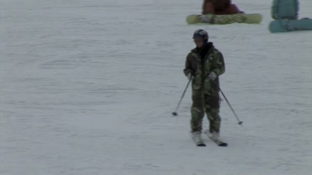 Esquiadores no resort de inverno — Vídeo de Stock