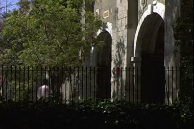 Eski kapı altında geçit