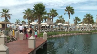 Şezlong resort otelde havuz
