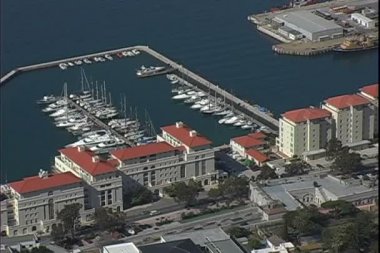 Marina ve okyanus sahilinde otel