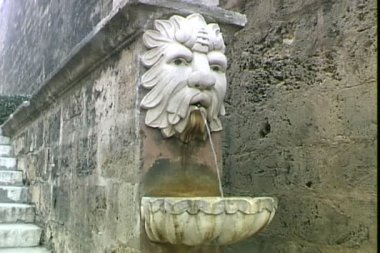 Aslan Malta'da binasında çeşme