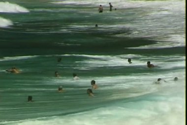 İnsanlar sörf Okyanusu